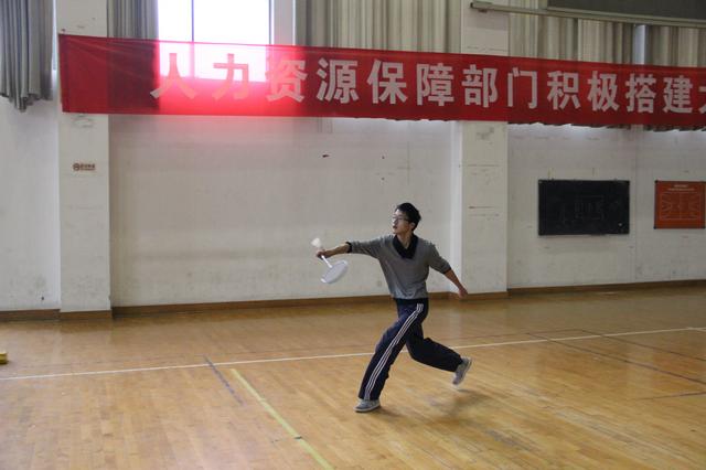 选手们拼搏赛场，勇斗青春