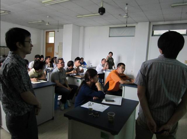 师生积极提出心里疑问，邱羽研究员认真讲解