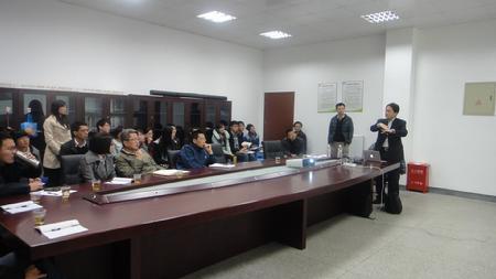 堀內伸研究员为师生耐心地讲解