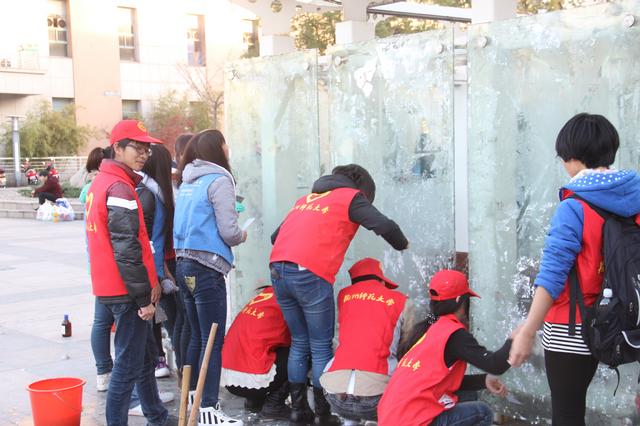 志愿者清洁海报墙