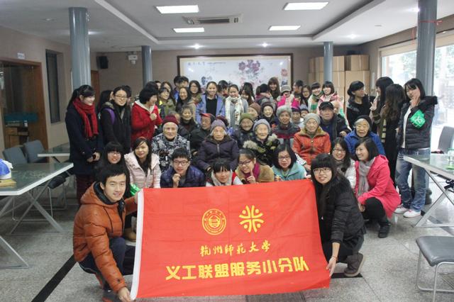 义工和老人们合照