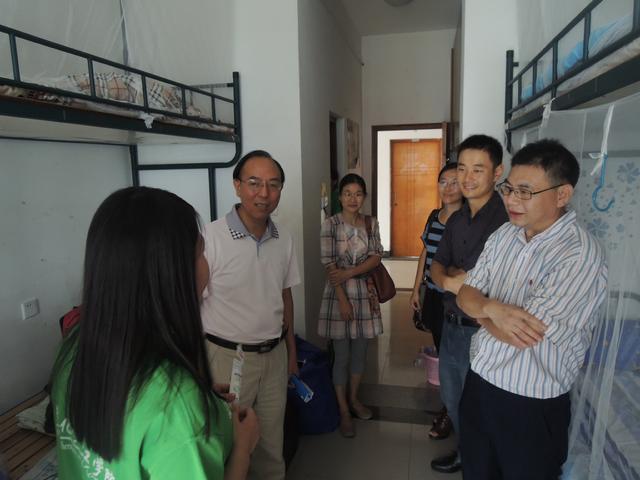 院领导班子慰问新生