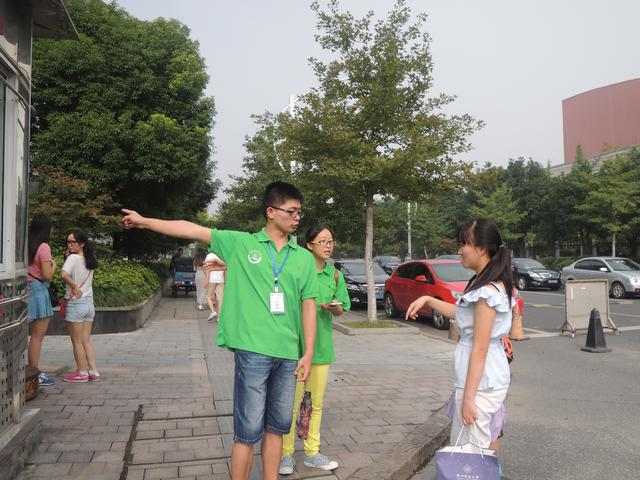 志愿者引导新生报到