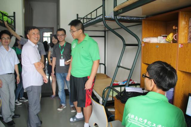 执行院长邱化玉与新生亲切交谈