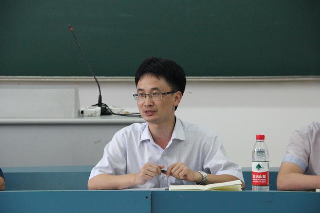 党委副书记江齐里主持并总结会议