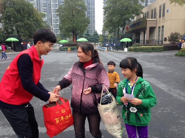 志愿者接过居民捐献的衣物