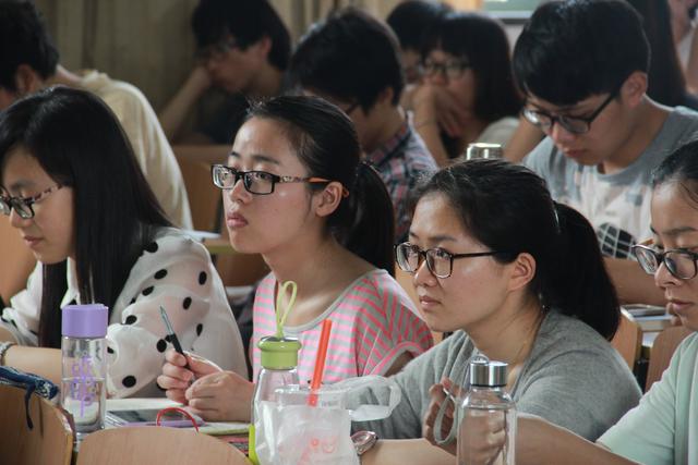 认真听讲的观众