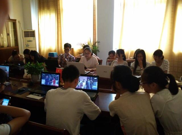 同学们观看阅兵式直播