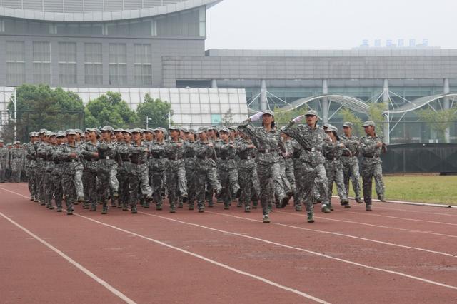 豪情满怀的材化学子