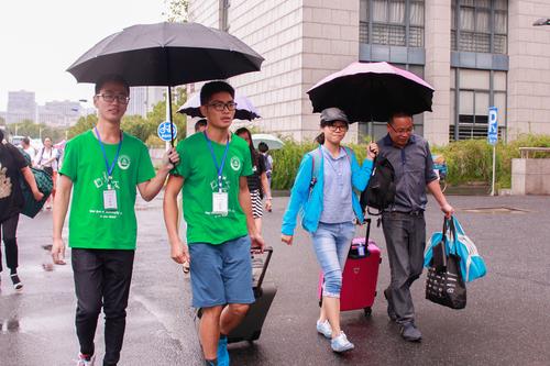 在西林广场接新生