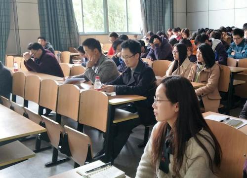 全体研究生认真听讲