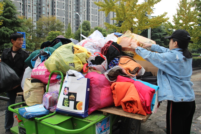 将衣服运输回学校