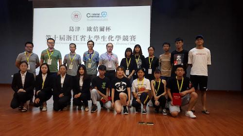 获奖队员与老师合影